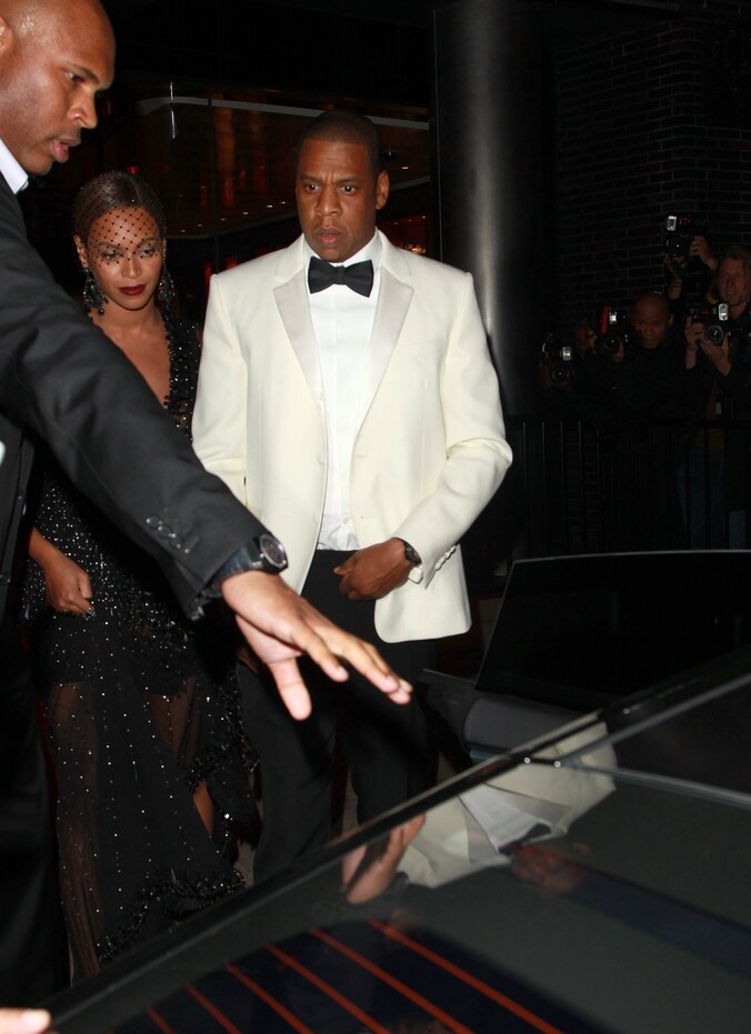 Beyoncé en Jay-Z aan het hotel na het gevecht met Solange.