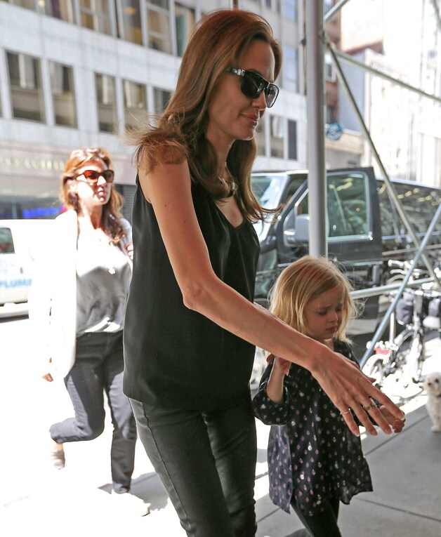 Angelina Jolie op stap met haar dochtertje Vivienne.