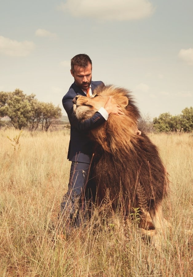 Kevin Richardson knuffelt met een mannetjesleeuw
