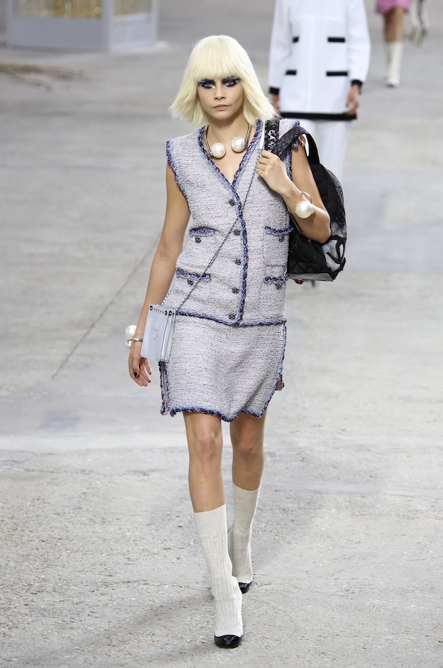 Cara Delevingne met de opvallende parels van Chanel.