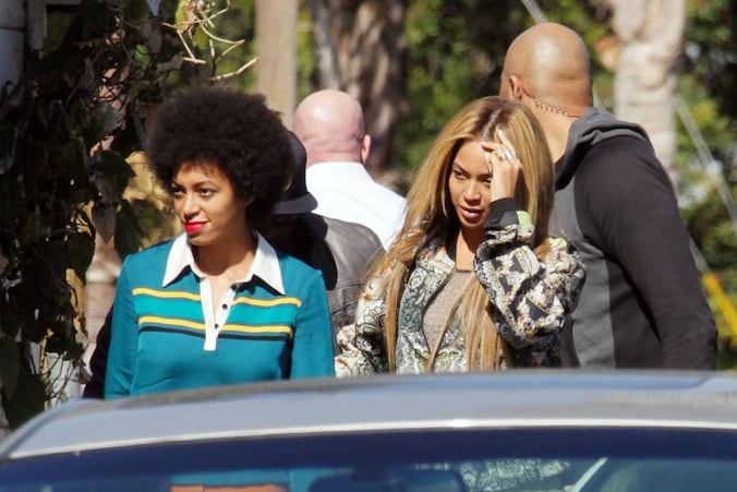 Solange (links), het jongere zusje van de succesvolle zangeres Beyoncé (rechts).