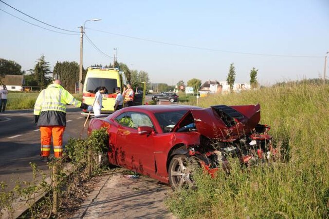 Van de rode Chevrolet Camaro van Gohi Bi Cyriac blijft nog weinig over.