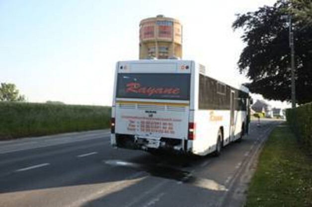 In de bus, die niet veel schade opliep, zaten gelukkig geen schoolkinderen.