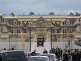 Auto's van de gasten van Kimye staan in de file voor Versailles.