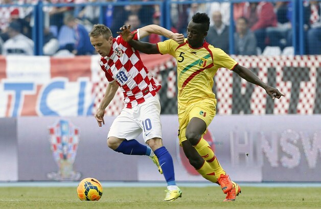 Modric schermt de bal af tegen Mali