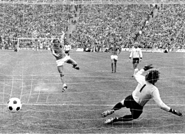 Neeskens zet Oranje op voorsprong in de finale van 1974.