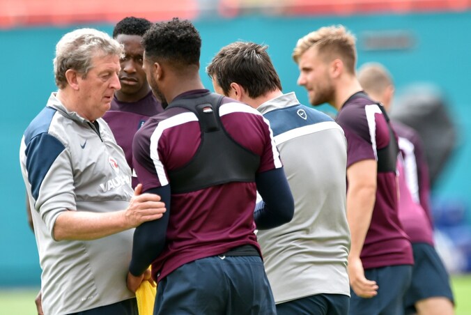 Bondscoach Roy Hodgson instrueert zijn spelers.