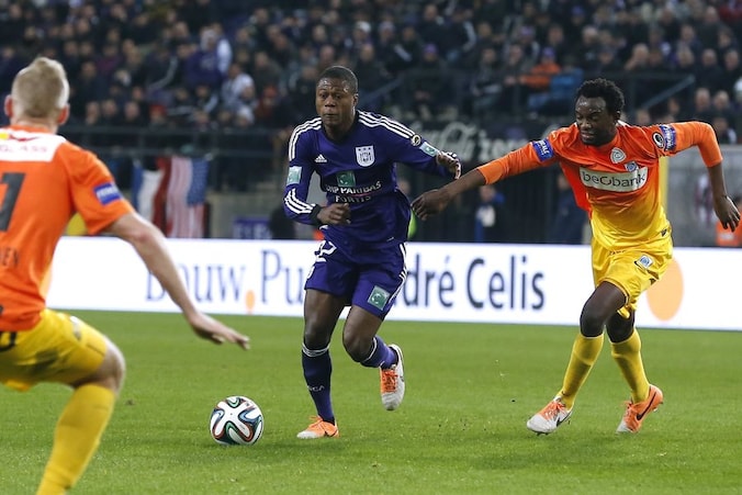 Mbemba viel zondag geblesseerd uit in de topper tegen Racing Genk.