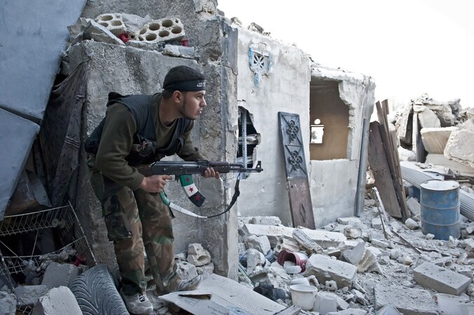 Een strijder van een rebellenbeweging in Aleppo.
