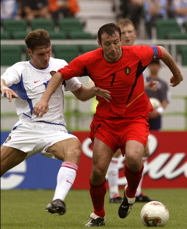 Marc Wilmots in zijn gekende stijl op het WK 2002 in actie tegen de Russen.
