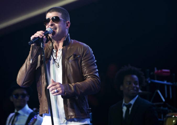 Zanger Robin Thicke op het podium.