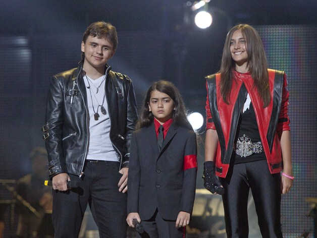 De kinderen van Michael Jackson op het podium.