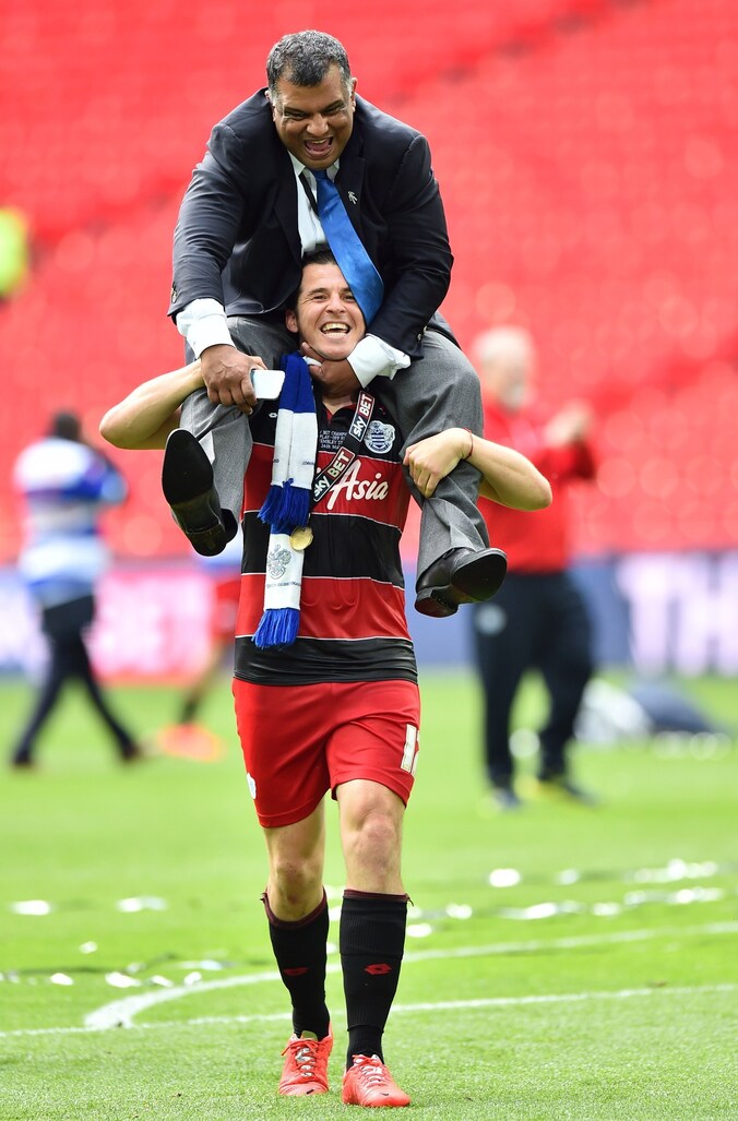 Joey Barton viert de promotie van Queens Park Rangers naar de Premier League.