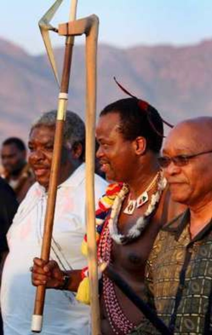 Koning Mswati III (midden) kijkt toe