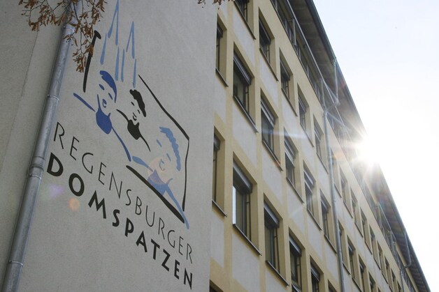 Het seksschandaal draait onder meer rond de Regensburger Domspatzen, waar Georg Ratzinger 30 jaar de leiding had.