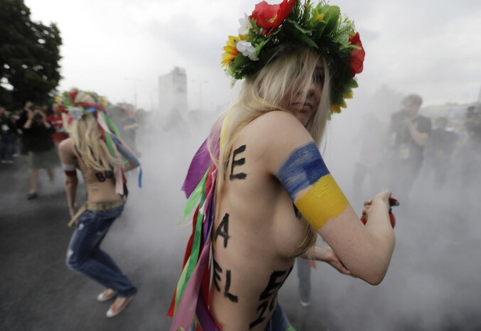Voor de wedstrijd in Warschau van Polen tegen Griekenland protesteerden de Femen-activistes vorige vrijdag al naakt.