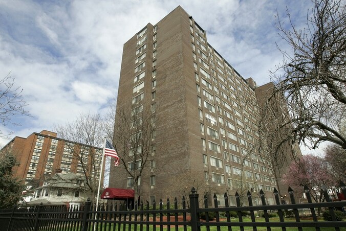 De gruwelijke verkrachtingen gebeurden op de dertiende verdieping van dit appartementsgebouw.
