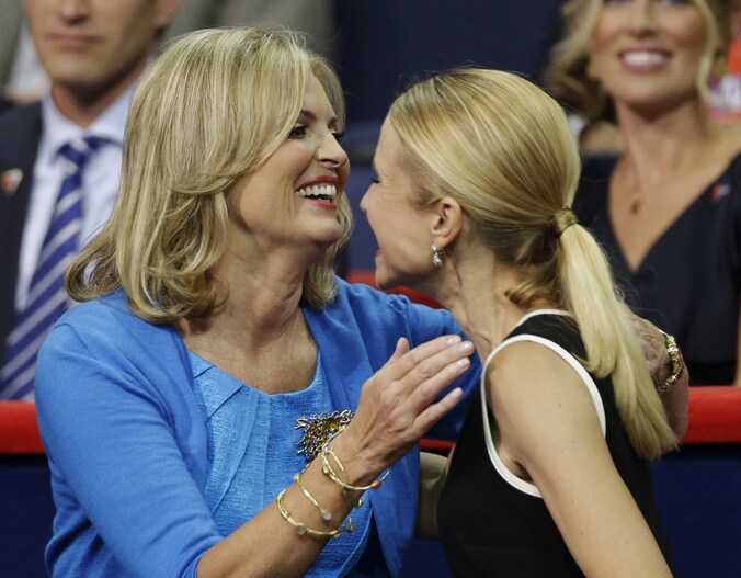 Ann Romney en Janna Ryan.