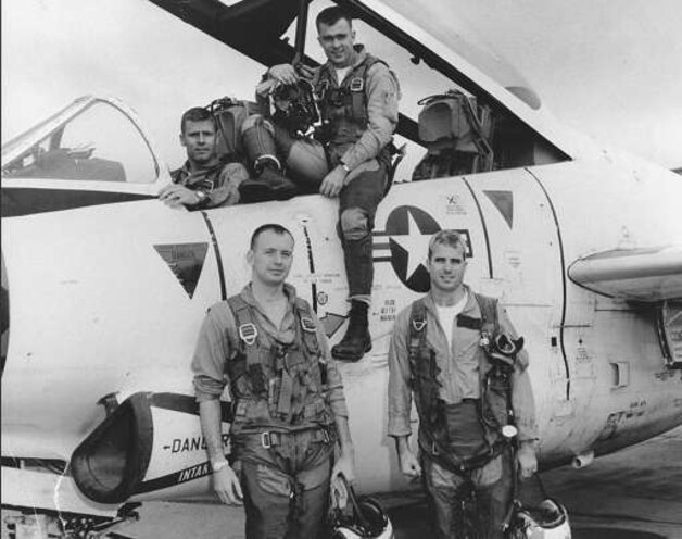 McCain (rechts vooraan) was maar een matig piloot
