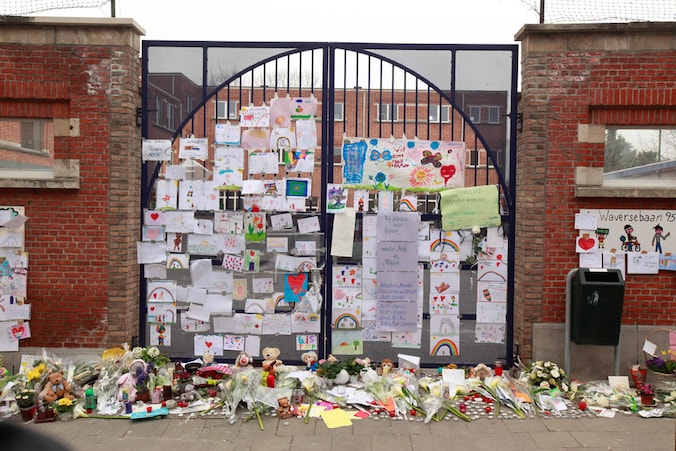 Meteen na de ramp werden aan de school veel bloemen neergelegd en tekeningen opgehangen.