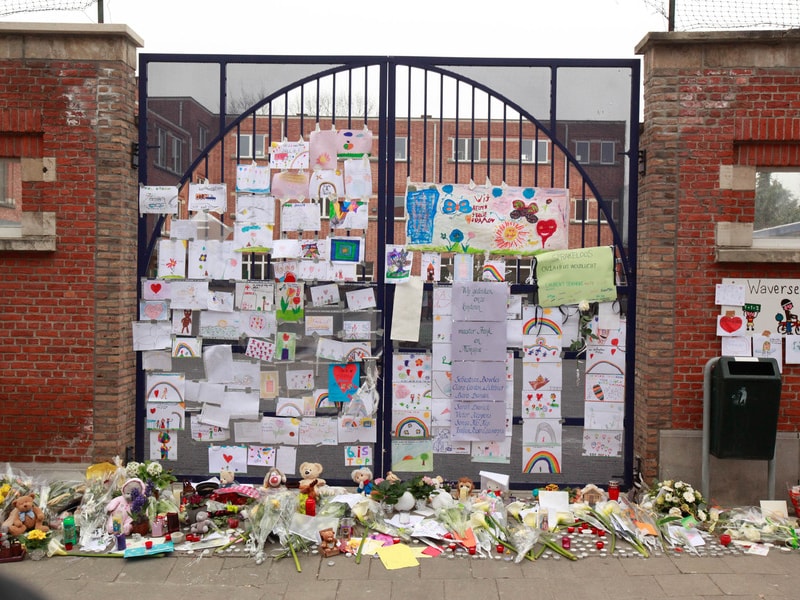 Meteen na de ramp werden aan de school veel bloemen neergelegd en tekeningen opgehangen.