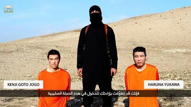 Een IS-beul, vermoedelijk Jihadi John, en de twee Japanse gijzelaars