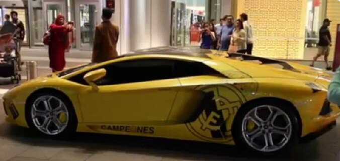 Dat deze gele Lamborghini eigendom is van een Real-supporter mag zo ongeveer iedereen weten...