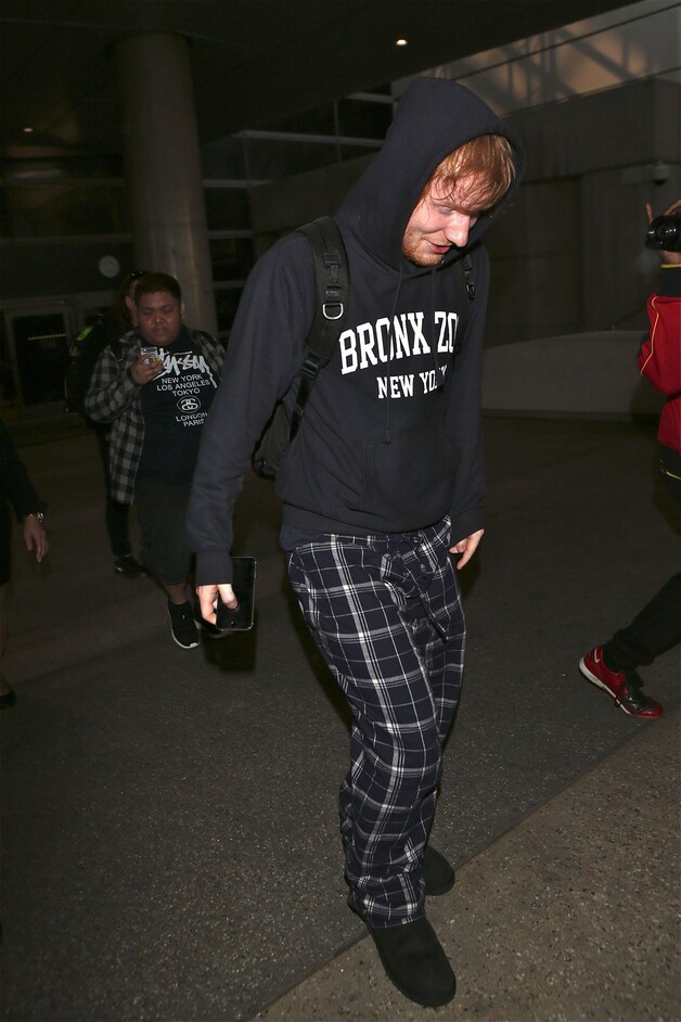 Ed Sheeran neemt het vliegtuig in zijn pyjama.