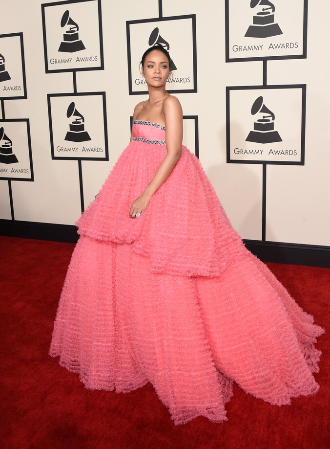 Rihanna op de rode loper van de Grammy's, met haar jurk van Giambattista Valli.