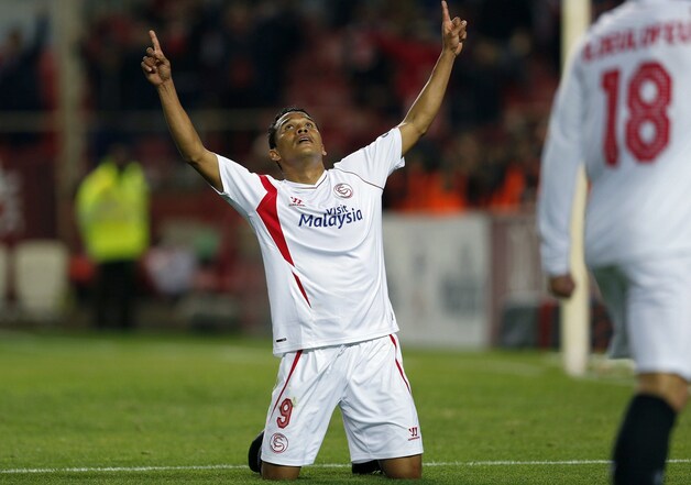 Carlos Bacca viert zijn doelpunt.