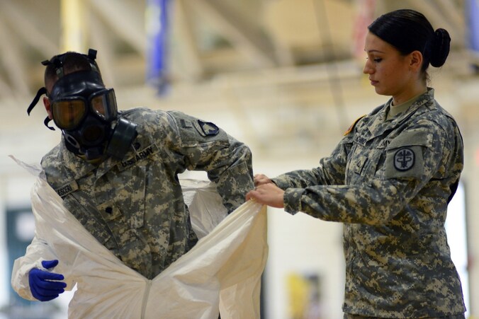 Amerikaanse militairen krijgen training voor hulp in ebolagebied