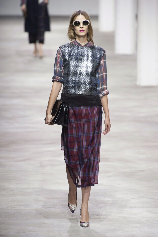 De S/S 2013-collectie was een stuk grungier dan wat we van Dries gewend zijn en net daarom was het zo'n succes. Van Noten combineerde handgemaakte haute couture-items met ruige flanellen hemden. Geniaal!