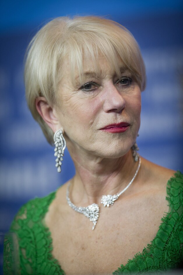 Helen Mirren staat beelding met haar natuurlijk grijze lokken.