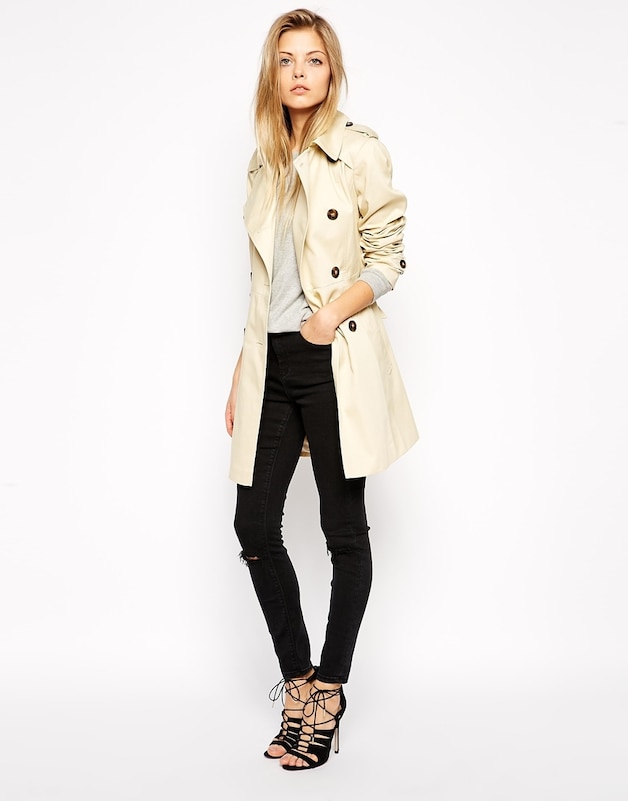 Trenchcoat van Asos, €81,08.