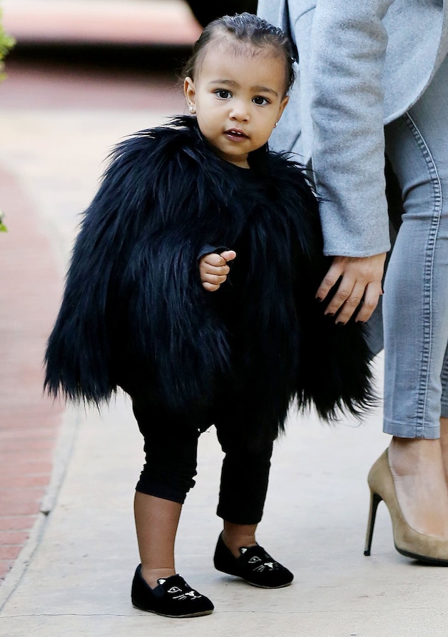 North West in een bontjas.