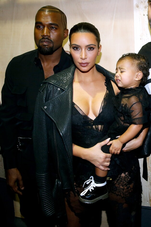 North West in een transparante outfit die perfect bij die van mama past.