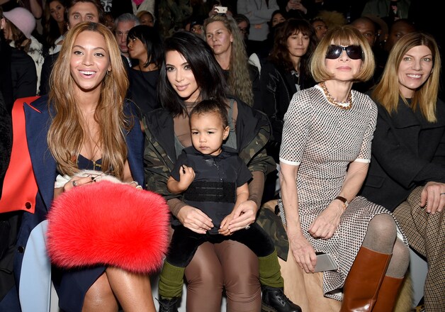 North West op de eerste rij tijdens de modeshow van papa Kanye voor Adidas.