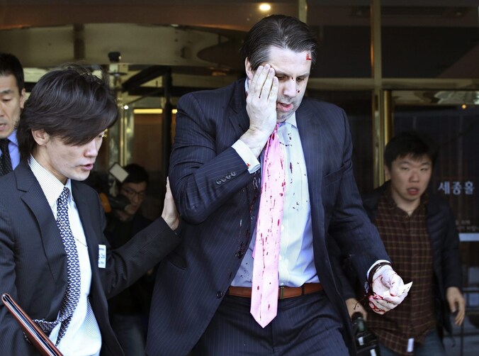 De Amerikaanse ambassadeur Mark Lippert 42 na de aanval