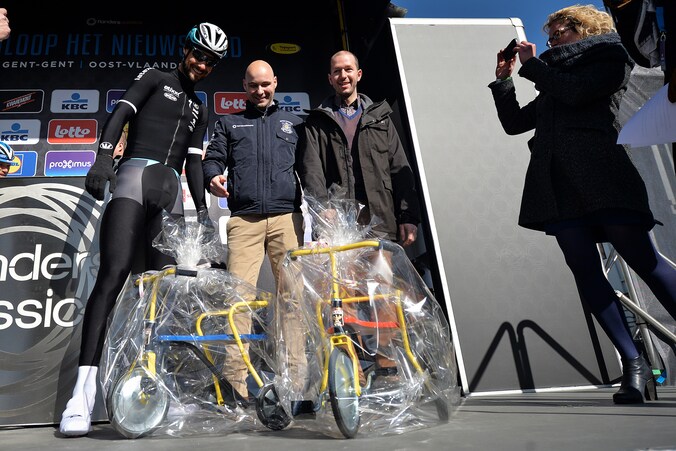 Voor de start van de Omloop kreeg papa Boonen twee kleine fietsjes voor zijn tweeling.