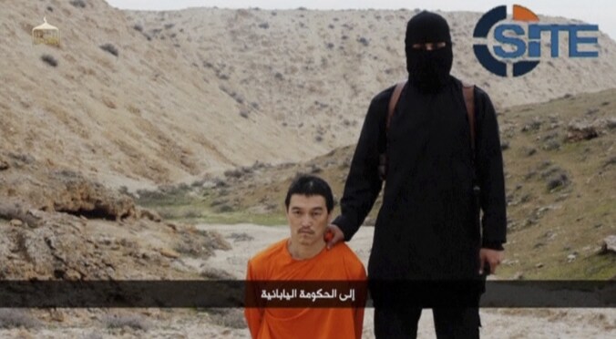 De Japanse fotograaf Kenji Goto voor zijn executie door 'Jihadi John'. Of was het ook ditmaal voor de schijn?
