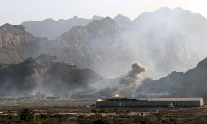 Rook stijgt op uit een wapendepot in Aden.