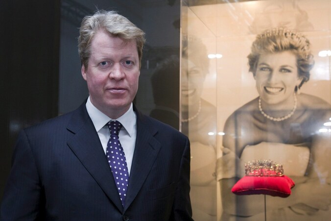 Charles bij een portret van zijn zus.
