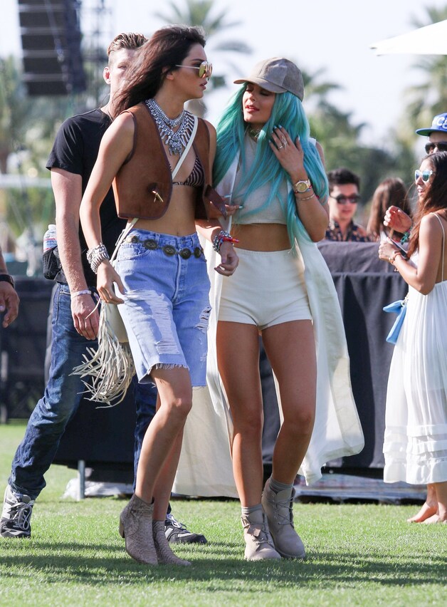 Kendall & Kylie Jenner.