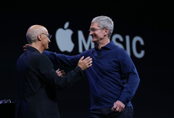 Apple-CEO Tim Cook (rechts) begroet Jimmy Iovine, de baas van het door Apple overgenomen Beats Music.