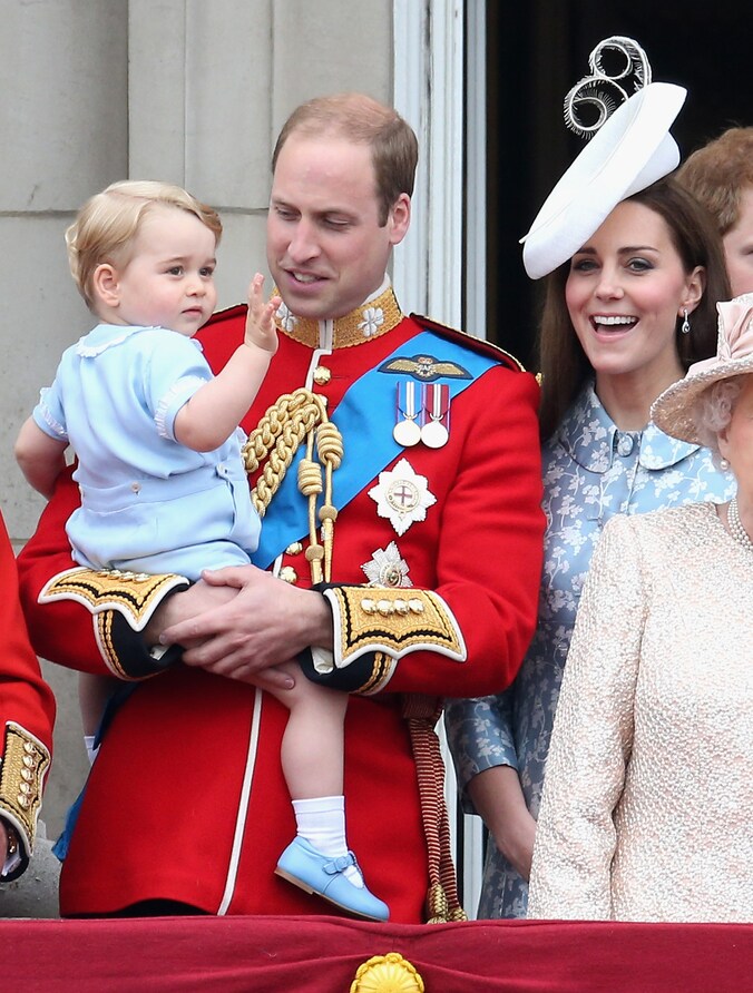 William met zijn vrouw Kate en hun eerste kindje George tijdens Trooping the Colour, op 13 juni in Londen.