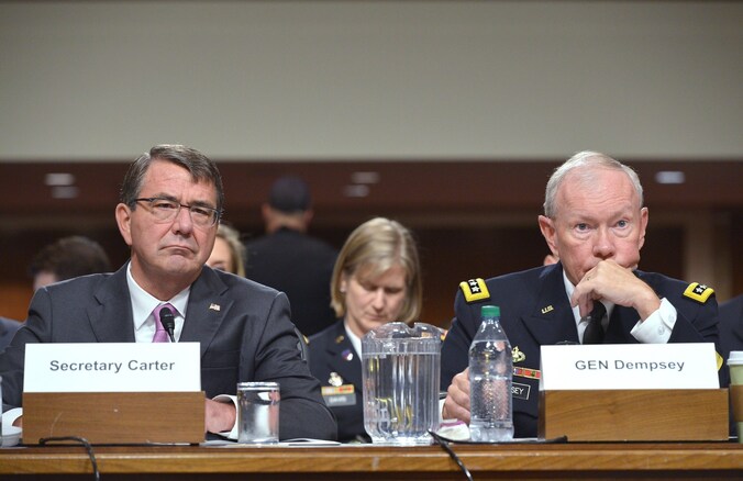 De Amerikaanse defensieminister Ashton Carter naast stafchef Martin Dempsey.