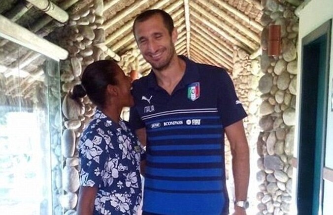 Een kamermeisje bijt een lachende Giorgio Chiellini in zijn schouder.