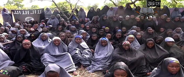 Een deel van de ontvoerde schoolmeisjes op videobeelden die onlangs werden verspreid door Boko Haram