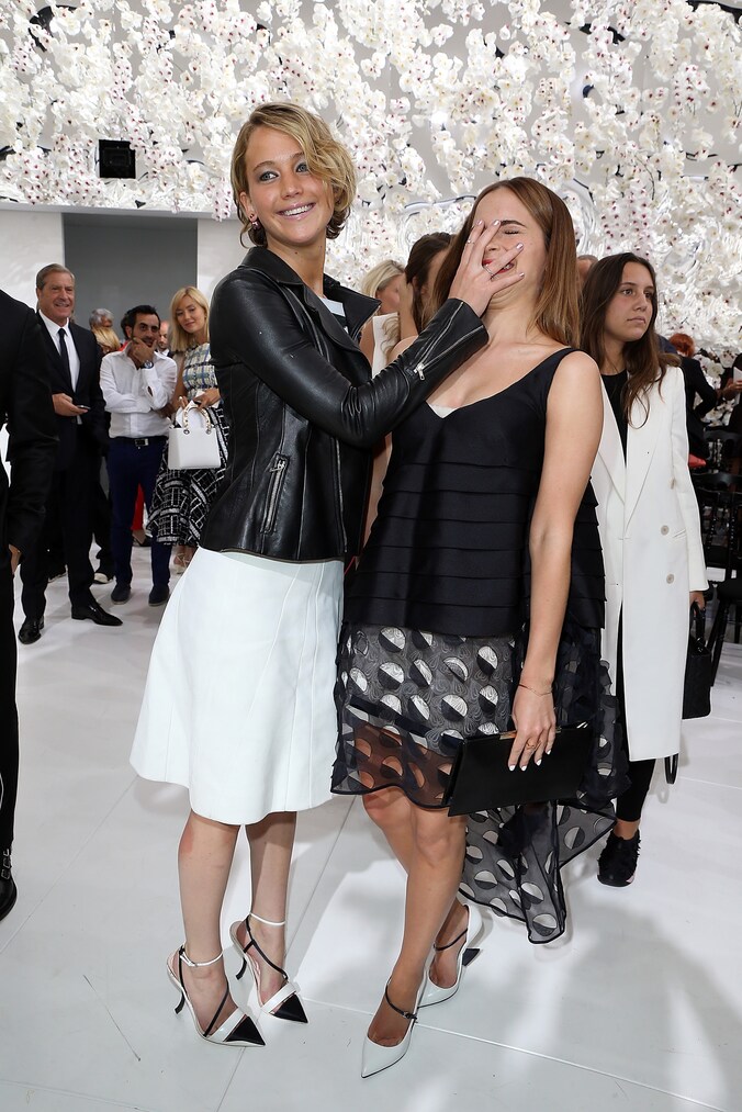 Jennifer Lawrence en Emma Watson tijdens de Parijse modeweek.