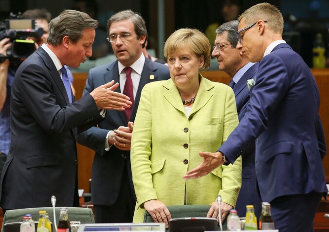 De Europese leiders op een EU-top in Brussel; met van links naar rechts: de Britse premier Cameron, de Portugese premier Coelho, de Duitse Bondskanselier Merkel en de Finse premier Stubb.